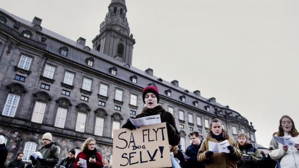 Studerende mødes på Christiansborg Slotsplads til protestsang mod udflytningsplanerne af en række uddannelser, onsdag den 12. januar 2022. Studenteroprøret protesterer på Christiansborg Slotsplads i København, Flakhaven i Odense og Rådhuspladsen i Aarhus. 
Arkivfoto: Bo Amstrup/Ritzau Scanpix