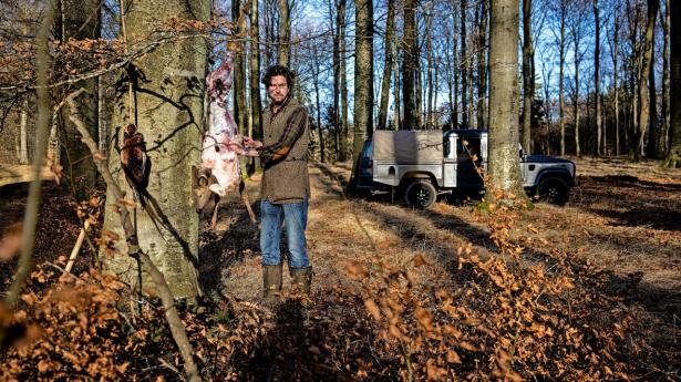 Jonas Andersen fra Food Studio er tilbage fra jagt med favnen fuld af vildt til frokosten under åben himmel. Vi er ved Enebo, en jagthytte ved Valbygård Gods på Sydsjælland. Foto: Simon Fals