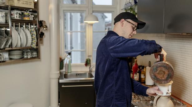 Jeppe Kjærgård Christensen og kæresten købte i efteråret 2020 en lejlighed på Christianshavn for 3,9 mio. kr. Hvis de skulle købe samme lejlighed i dag, ville de ikke få lov af banken. Foto: Nina Pilgaard