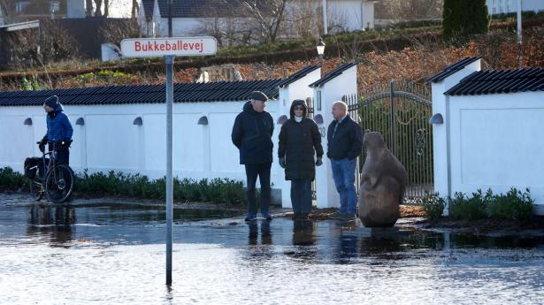 Oversvømmelser ramte sidste vinter Danmark, da stormen Malik bl.a. ramte Rungsted Strandvej, nord for København. Oversvømmelser er imidlertid ikke noget bankerne tager højde for, når de yder bankboliglån, viser arbejdsrapport fra Nationalbanken.  Keld Navntoft/Ritzau Scanpix)