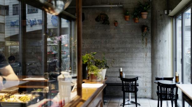 Den rå betonbyggestil får lov at udtrykke sig uhindret.