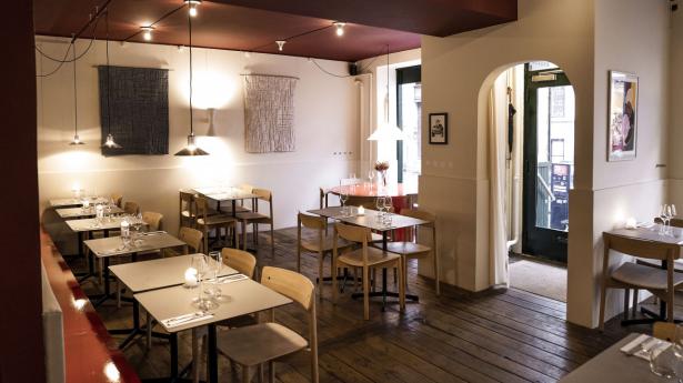 Restaurant Theo er indrettet spartansk.