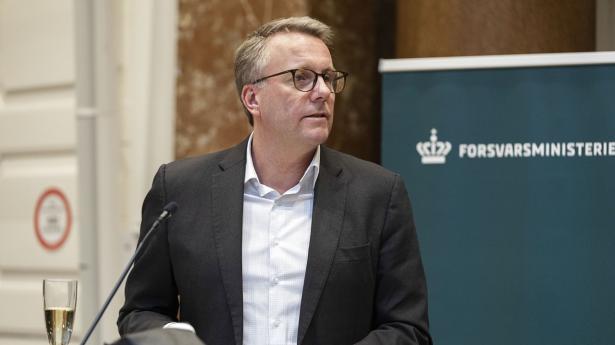 Tidligere forsvarsminister Trine Bramsen (S) overdrager til forsvarsminister Morten Bødskov (S) i Forsvarsministeriet i København, tirsdag den 8. februar 2022. Foto: Claus Bech/Scanpix 2022