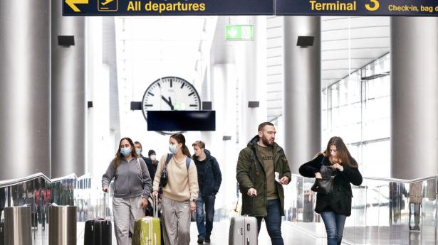 Passagerer i Københavns Lufthavn. Der kom flere af dem i 2021, men der er stadig lang til før-corona-antallet på over 30 mio. Foto: Liselotte Sabroe/Ritzau Scanpix.