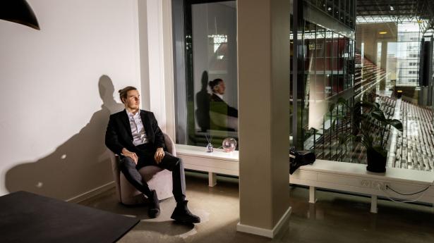Alexander Leo-Hansen, head of outreach i Obsidian, implementerede kunstig intelligens i virksomheden i efteråret 2021. Foto: Simon Fals