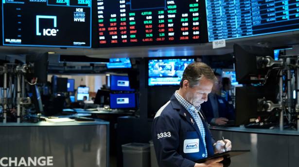 NEW YORK, NEW YORK - FEBRUARY 18: Traders work on the floor of the New York Stock Exchange (NYSE) on February 18, 2022 in New York City. Following the worst one day drop of 2022 yesterday, the Dow was down slightly in morning trading. Spencer Platt/Getty Images/AFP == FOR NEWSPAPERS, INTERNET, TELCOS & TELEVISION USE ONLY ==