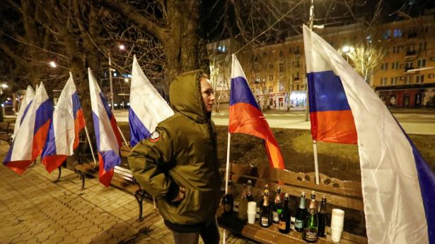 Prorussideke aktivister jubler og fyrværkeriet springer  efter at præsident  Vladimir Putin underskrev  et dekret, hvor Ruskand anerkender selvstændighed for de to republikker, Donetsk og Luhansk. Foto: Alexander Ermochenko/Reuters/Ritzau Scanpix