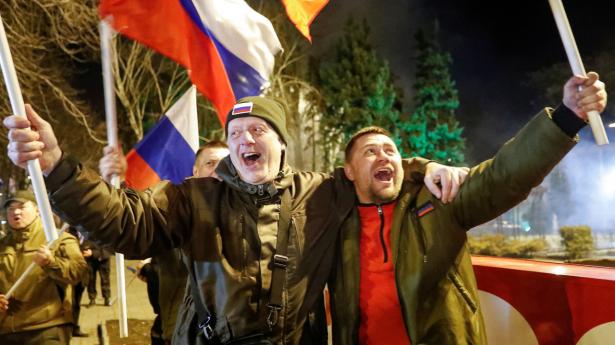 Prorussiske aktivister reagerer på en gade, efter at den russiske præsident Vladimir Putin underskrev et dekret, der anerkender to russisk-støttede udbryderregioner i det østlige Ukraine som uafhængige enheder. Foto: Alexander Ermochenko/Reuters/Ritzau Scanpix