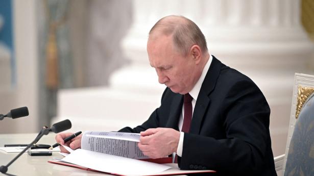 Præsident Vladimir Putin har underskrevet dekretet, der anerkender Donetesk og Lugansk som selvstændige. Foto: Sputnik/Reuters/Ritzau Scanpix