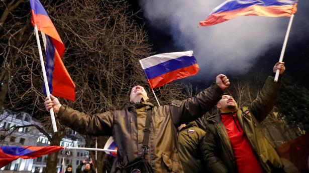 Prorussiske aktivister i Donetsk fejrede mandag aften nyheden om, at Rusland anerkender to østlige ukrainske regioner som uafhængige. Tirsdag morgen har øjenvidner set russiske soldater på ukrainsk jord. Foto: Alexander Ermochenko/Reuters/Ritzau Scanpix