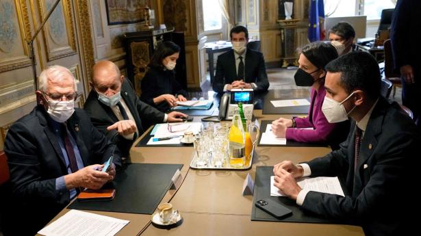 De franske, tyske og italienske udenrigsministre er her samlet inden mødet om EU’s sanktioner mod Rusland. Foto: Michel Euler/AFP/Ritzau Scanpix