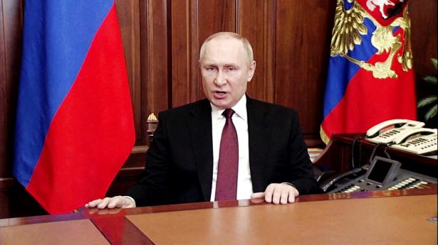 Præsident Vladimir Putin fortalte på tv torsdag morgen sin plan for krigen i Ukraine. Skærmdump: Russian Pool/Reuters/Ritzau Scanpix
