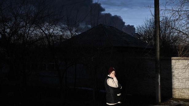 Røg stiger op fra en militærbase i Tjuhujiv nær Kiev. Arkivfoto: Aris Messinis / AFP)