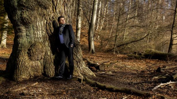 Hjemmearbejde – gerne om natten – gør det muligt for Stefan Brechling Larsen at være alenefar, alt imens han opdyrker miljøtjenester som et nyt forretningsområde hos Lenovo. Foto: Simon Fals
