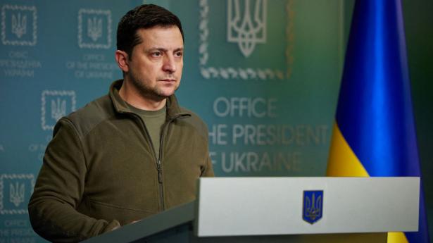 Præsident Volodymyr Zelenskyj taler til nationen tidligt fredag morgen og fortæller bl.a., at russiske snigmordere går efter ham personligt. Foto: Handout/AFP/Ritzau Scanpix
