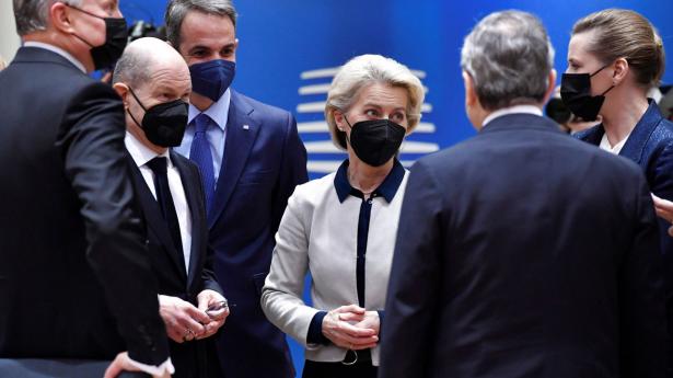 Den tyske kansler Scholz var på et topmøde torsdag aften ikke parat til at udelukke russiske banker fra betalingssystemet Swift. Men det er han nu. Foto: Pool/Reuters/Ritzau Scanpix