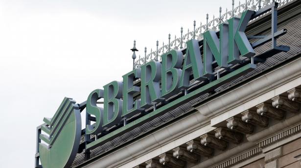 En af de russiske aktører, der er ramt af økonomiske sanktioner fra både EU og USA, er Ruslands største bank Sberbank. Banken trak sig onsdag fra det europæiske marked. Arkivfoto: Leonhard Foeger/Reuters/Ritzau Scanpix