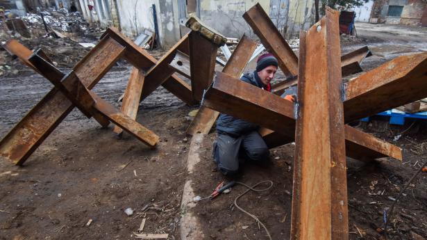 De lokale i den vestukrainske by Lviv gør klar til at kæmpe mod russerne. I samme by har danske Interlogic hovedkontor. Foto: Pavlo Palamarchuk/Reuters/Ritzau Scanpix