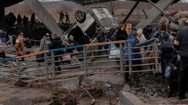 Civile på flugt fra krigen krydser en ødelagt bro ved byen Irpin tæt på Kyiv. Foto: Jedrzej Nowicki/Reuters/Ritzau Scanpix