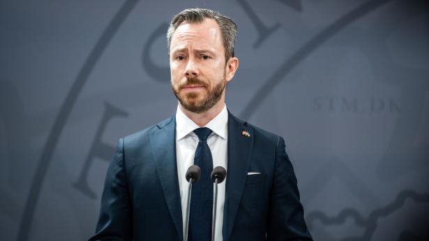 Forsvarsminister Jakob Ellemann-Jensen (V) har givet partierne syv dage til at melde ud, om de vil sløjfe en helligdag. Foto: Emil Helms/Ritzau Scanpix