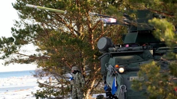 Amerikanske  Stinger-missiler er en del af den nye våbenpakke til Ukraine. Her affyres de fra en Stryker, en pansret mandskabsvogn, under en øvelse i Estland. Arkivfoto: Ints Kalnins/Reuters/Ritzau Scanpix