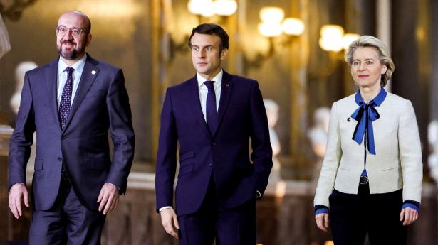 Hvem lytter med, når Europas ledere mødes? EU-Præsidenten Michel (t.v.) og Frankrigs præsident Macron er to af de ledere, hvis telefonnumre er sat i forbindelse med spywaretjenesten Pegasus. Arkivfoto: Sarah Meyssonnier/Reuters/Ritzau Scanpix
