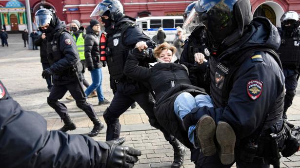 Demonstrationer i Moskva mod Ruslands invasion af Ukraine slås ned med hård hånd. Foto: AFP/Ritzau Scanpix
