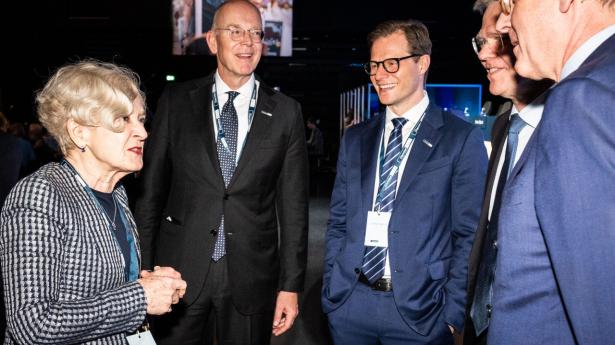 Danske Banks formand, Martin Blessing, og topchef Carsten Egeriis startede 2022 med et smil. Nu mødes de igen til generalforsamling efter et ægte møgår. Arkivfoto: Ida Marie Odgaard/Ritzau Scanpix