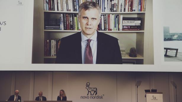 Novo Nordisks bestyrelsesformand, Helge Lund, med på videoforbindelse til Novos generalforsamling i Bella Center i København i 2022. Arkivfoto: Anne-Dorthe Søgaard Jensen