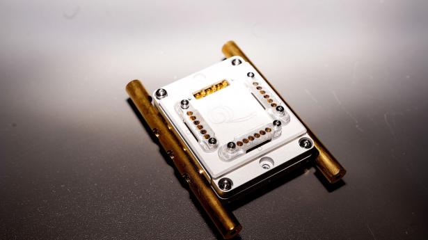 Et af flere QDevil-produkter, QCage, som kan huse en qubits – de chips, som udgør kernen i en kvantecomputer. Foto: Nina Pilgaard