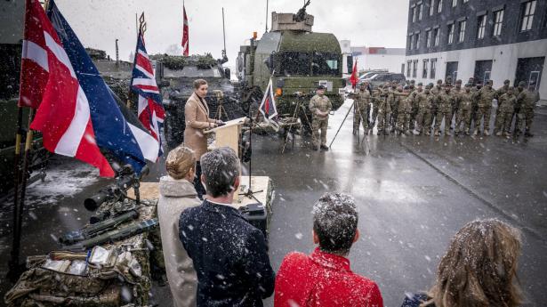 Statsminister Mette Frederiksen (S) og partilederne bag det nationale kompromis om sikkerhedspolitik tog på rundrejse efter aftalen. Her er det militærbasen Tapa i Estland. Arkivfoto: Mads Claus Rasmussen/Ritzau Scanpix.