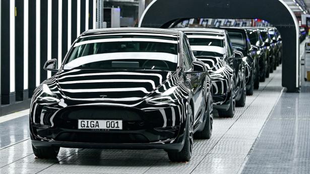 Elbilproducenten Tesla er et af 658 selskaber, som Lærernes Pension har ekskluderet fra investeringsuniverset. Eksklusionen skyldes manglende arbejdstagerrettigheder, oplyser pensionsselskabet. Arkivfoto: Pool/Reuters/Ritzau Scanpix