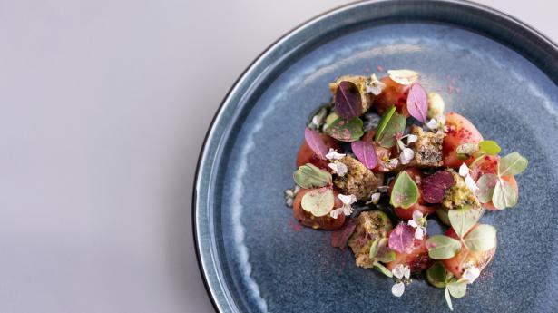 Tomatsalaten er en af adskillige grønne retter på det omfangsrige og varierede kort.