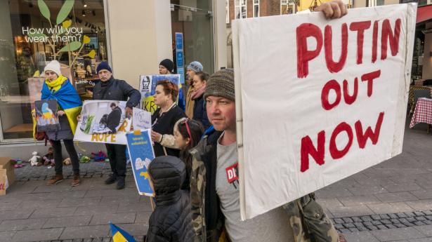 Ukrainere demonstrerer foran Eccos butik på Strøget i København imod selskabets fortsatte arrangement i Rusland. Arkivfoto: Søren Bidstrup/Ritzau Scanpix