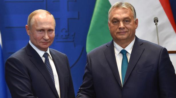 Den ungarske premierminister Viktor Orban har haft et tæt forhold til Ruslands præsident Putin og købte bl.a. russiske vacciner under pandemien. Her mødes de i oktober 2019. Arkivfoto: Attila Kisbenedek/AFP/Ritzau Scanpix
