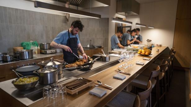 Ved køkkendisken serveres den længste menu til 1400 kr., mens den korte til 900 kr. fås ved almindelige borde.