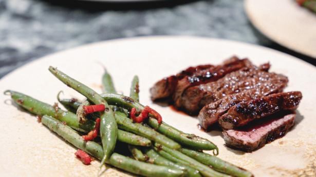 Menuen byder på bl.a. grillet Black Angus med bønner.
