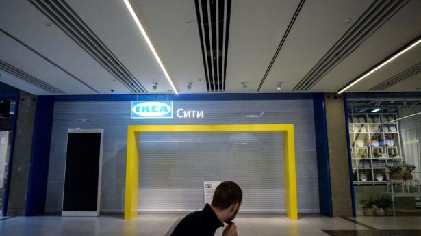 Ikea er blandt de mange virksomheder, der har lukket ned for forretningen i Moskva. Her en lukket forretning i et shoppingcenter i Moskva. Foto: Kirill Kudryavtsev/AFP/Ritzau Scanpix