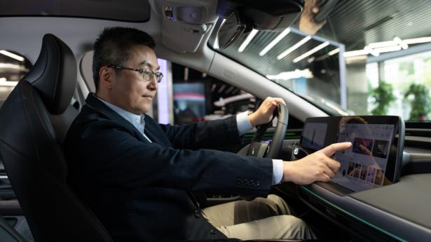 “Når vi bevæger os mod et scenarie, hvor bilerne bliver til robottaxier, så kommer økonomien til at vende fuldstændigt rundt,” siger Brian Gu, præsident og næstformand i Xpeng. PR-foto