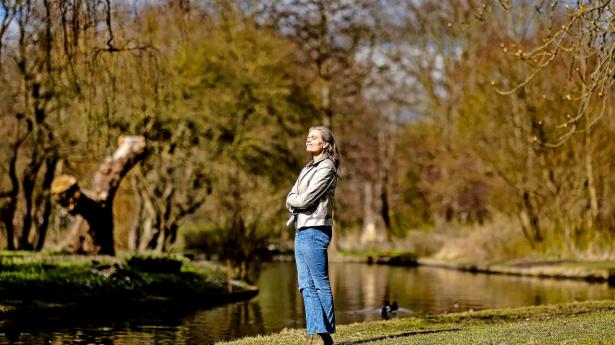 Sørine Gotfredsen går tur i Frederiksberg Have hver eneste weekend, for den er efter hendes mening et af de smukkeste steder i byen med sin indretning som en nøje anlagt bypark. Foto: Simon Fals