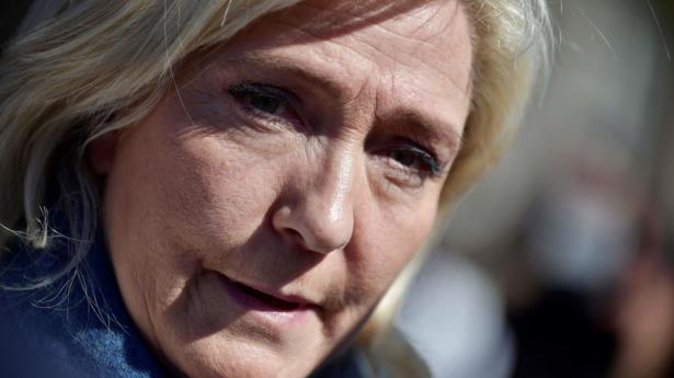 Søndag bliver det afgjort, om Marine Le Pen kan vriste præsidentembedet i Frankrig fra Macron. Foto: Julien De Rosa/AFP/Ritzau Scanpix