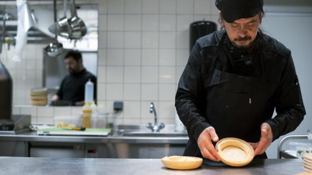 Neni er en israelsk orienteret restaurant med mellemøstlig mad som speciale. På billedet: Kokkene på arbejde (Tibor Lakatos, souschef, med hat og skæg) Journalist: Ole Troelsø Fotograf: Andreas Vinther