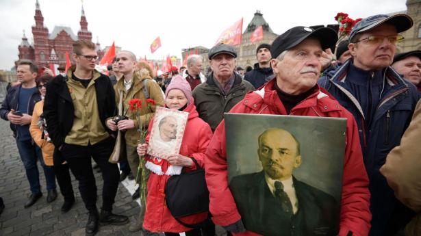 Kommunister i Moskva fejrer 152-årsdagen for Lenins fødsel den 22. april. Foto: Natalia Kolesnikova/AFP/Ritzau Scanpix