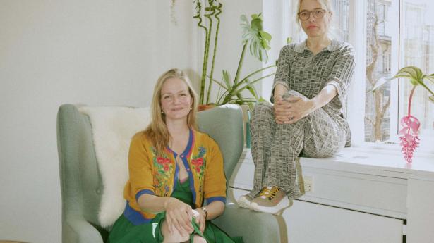 Meta Louise Foldager og Stine Meldgaard står bag nogle af de største tv- og filmsucceser i Danmark nogensinde: Borgen, En Kongelig Affære, Kastanjemanden, Melancholia, Herrens Veje og engelske The Wife. Nu fortæller de om det særlige ledelsesteam, de udgør, om pletskud og vildskud og hvad der skal til for at producere film og tv, der vækker opmærksomhed globalt. Photo: Jonas Pryner Andersen