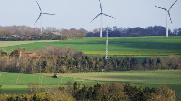 Vindmøller er en af de grønne investeringer, der typisk er populær hos pensionsselskaberne. Men de kan samtidig bidrage med gode afkast – særligt i en tid med pres på energiforsyningen. Arkivfoto: Bo Amstrup/Ritzau Scanpix