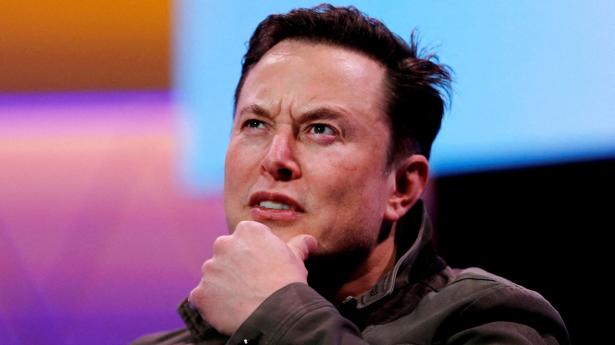Elon Musk er ejer og topchef i både Tesla og Twitter. Sidstnævnte overtog han for få måneder siden, og i den periode er Tesla-aktien blevet slagtet. Arkivfoto: Mike Blake/Reuters/Ritzau Scanpix