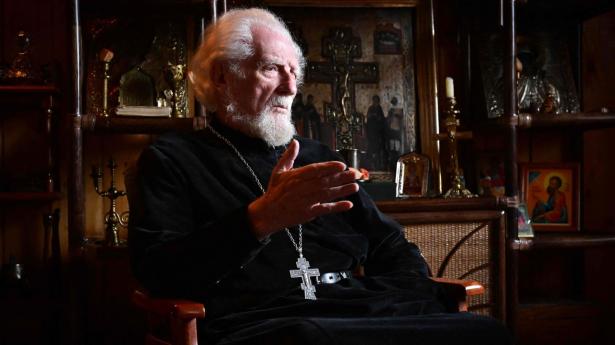 Rusland krig i Ukraine har ifølge målinger støtte fra et flertal af befolkning. 89-årige fader Georgy Edelshtein, er blandt de få i den russiskortodokse kirke, der protesterer. Foto: Yuri Kadobnov/AFP/Ritzau Scanpix
