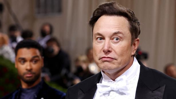Elon Musk, der pt. er verdens næstrigeste person, ejer Space X, Tesla og Twitter. Sidstnævnte betalte han tilbage i april 44 mia. dollar for - eller godt 325 mia. kr