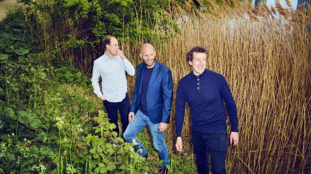 Januar, der blev stiftet af Andreas Keinicke (t.v.), Simon Ousager (i midten) og Mikael Buch Smedegaard (t.h.) i 2021, lander nu stor millioninvestering. Foto: Thomas Nielsen