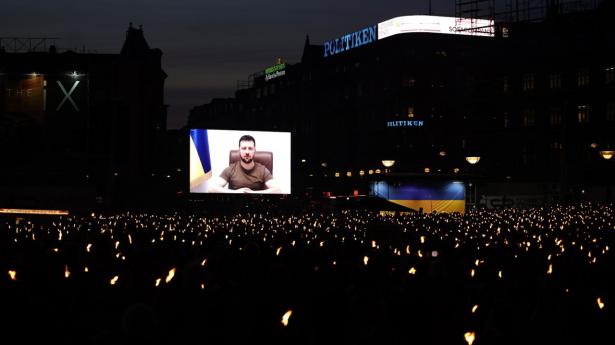 Ukraines præsident, Volodymyr Zelenskyj, talte direkte til danskerne via en videoforbindelse fra Kyiv onsdag aften. Foto: Liselotte Sabroe/Ritzau Scanpix (Foto: Liselotte Sabroe/Ritzau Scanpix)